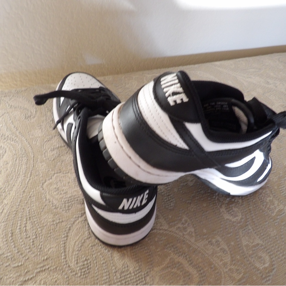 Nike Black and White Dunk Low Trainers - Picture 3 of 4